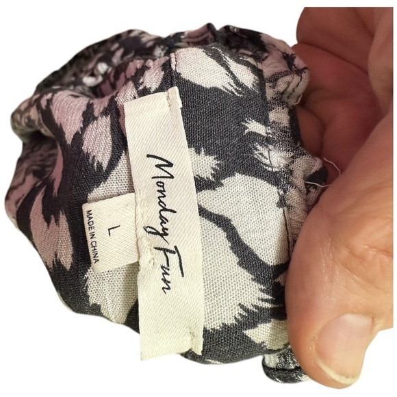 Monday Fun Black & White Abstract Print Blouse – Size L, 100% Rayon - Picture 7 of 7